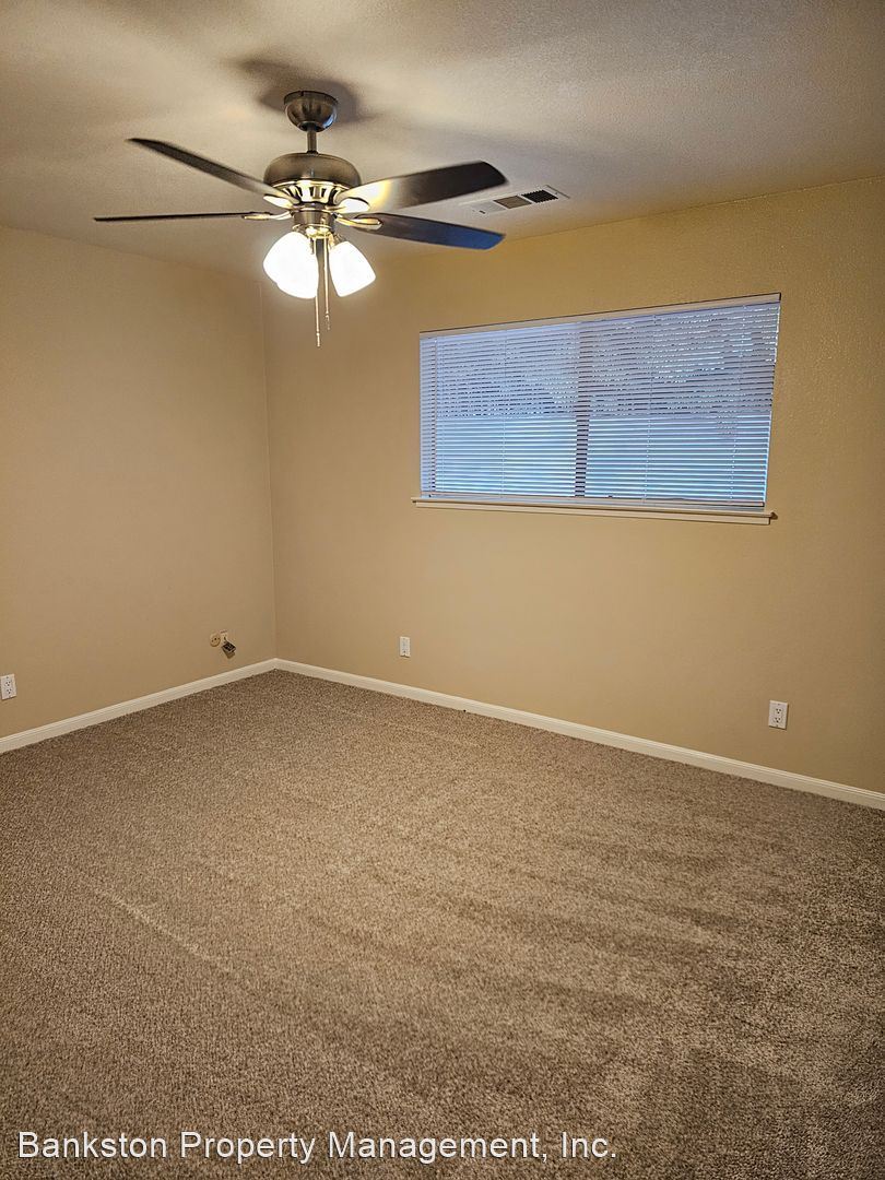 1556 East Coelho Avenue